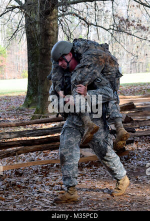 KENNESAW MOUNTAIN NATIONAL BATTLEFIELD PARK, Kennesaw, Ga, le 12 décembre 2015 - La Garde Nationale de Géorgie candidat officier Jonathan Biles de la Géorgie de l'Institut militaire de l'École des aspirants-Class 55 porte une victime simulée à la fin d'un six-mile ruck mars à la Kennesaw Mountain National Battlefield Park. En plus des six mile ruck mars, le BSC a reçu une visite du champ de bataille de l'histoire militaire 161e Détachement. La Garde Nationale de Géorgie photo par le capitaine William Carraway / relâché Ne laissez jamais un camarade mort par la Garde nationale de Géorgie Banque D'Images