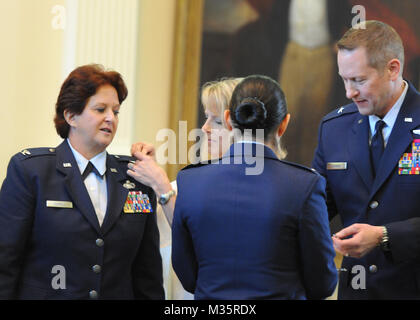 Cérémonie de promotion Air Force Brig. Gen. Dawn M. Ferrell, Texas' adjudant général adjoint pour l'air, à la Texas State Capitol, à Austin, Texas, le 15 janvier 2016. La cérémonie comprenait Texas Gov. Greg Abbott et de la Force aérienne, le général John F. Nichols, l'adjudant général du Texas. Abbott nommé Ferrell à être le sous-adjudant général, et elle est la première femme en général de la Garde nationale aérienne du Texas. (U.S. Photo de la Garde nationale aérienne par Slt Phil Fontaine) 160115-Z-DJ352-057 par Texas Département militaire Banque D'Images