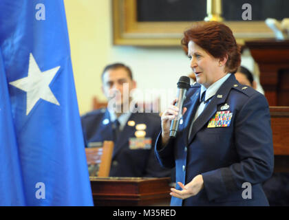 Cérémonie de promotion Air Force Brig. Gen. Dawn M. Ferrell, Texas' adjudant général adjoint pour l'air, à la Texas State Capitol, à Austin, Texas, le 15 janvier 2016. La cérémonie comprenait Texas Gov. Greg Abbott et de la Force aérienne, le général John F. Nichols, l'adjudant général du Texas. Abbott nommé Ferrell à être le sous-adjudant général, et elle est la première femme en général de la Garde nationale aérienne du Texas. (U.S. Photo de la Garde nationale aérienne par Slt Phil Fontaine) 160115-Z-DJ352-084 par Texas Département militaire Banque D'Images