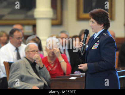 Cérémonie de promotion Air Force Brig. Gen. Dawn M. Ferrell, Texas' adjudant général adjoint pour l'air, à la Texas State Capitol, à Austin, Texas, le 15 janvier 2016. La cérémonie comprenait Texas Gov. Greg Abbott et de la Force aérienne, le général John F. Nichols, l'adjudant général du Texas. Abbott nommé Ferrell à être le sous-adjudant général, et elle est la première femme en général de la Garde nationale aérienne du Texas. (U.S. Photo de la Garde nationale aérienne par Slt Phil Fontaine) 160115-Z-DJ352-085 par Texas Département militaire Banque D'Images