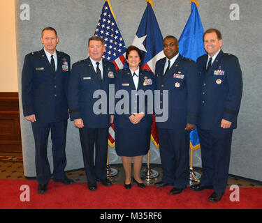 Cérémonie de promotion Air Force Brig. Gen. Dawn M. Ferrell, Texas' adjudant général adjoint pour l'air, à la Texas State Capitol, à Austin, Texas, le 15 janvier 2016. La cérémonie comprenait Texas Gov. Greg Abbott et de la Force aérienne, le général John F. Nichols, l'adjudant général du Texas. Abbott nommé Ferrell à être le sous-adjudant général, et elle est la première femme en général de la Garde nationale aérienne du Texas. (U.S. Photo de la Garde nationale aérienne par Slt Phil Fontaine) 160115-Z-DJ352-010 par Texas Département militaire Banque D'Images