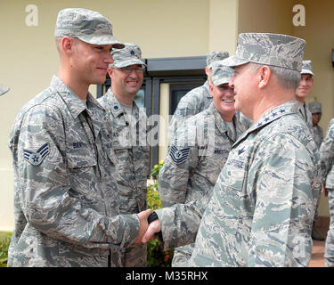 Chef d'état-major de la Force aérienne Le Général Mark A. Welsh III Senior Airman accueille John Berthold, 36e Escadron de munitions munitions inspecteur, 21 janvier 2016, lors de sa visite à Andersen Air Force Base, Guam. Welsh a parlé aux navigants sur les perspectives de l'Armée de l'air et l'importance de prendre soin les uns des autres. (U.S. Air Force photo/ Senior Airman Joshua Smoot) US Air Force Airmen Visites de chef d'état-major à Guam par # PACOM Banque D'Images