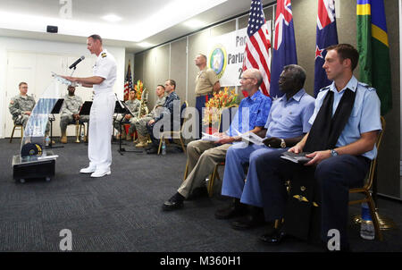 150713-M-GO800-016 HONIARA, Guadalcanal (13 juillet 2015) - Le Commodore, Groupe de travail butineur Capt James Meyer donne un discours lors de la cérémonie d'ouverture pour Pacific Partnership 2015 dans les Îles Salomon, le 13 juillet. Butineur Task Force est embarquée à bord de la commande de transport maritime militaire à grande vitesse mixte (JHSV navire USNS Millinocket 3). Millinocket sert de plate-forme de l'enseignement secondaire pour Pacific Partnership, dirigé par un élément de commandement de la force expéditionnaire de la Marine, 30e Régiment de construction navale (30 RCN) de Port Hueneme, Californie maintenant dans sa 10ème itération, Partenariat du Pacifique est la plus grande rencontre annuelle mult Banque D'Images