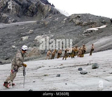 SITE DE FORMATION DE BLACK RAPIDS, Alaska - de la neige et des montagnes à la voix glaciale de la fonte des glaciers, les Marines du 2e peloton, Compagnie de Reconnaissance de la Force, 1er Bataillon de Reconnaissance, Camp Pendleton, en Californie, le long avec des instructeurs de l'Armée américaine du nord de l'Alaska Warfare Training Centre a mené des opérations militaires de Black Rapids alpine Site de formation et de Gulkana 18 juillet 2015 Glacier. (Photo par le sergent. Sean Callahan, USARAK) Affaires publiques Marines aiguiser les compétences de l'Alpinisme en Alaska par # PACOM Banque D'Images