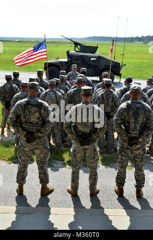 FORT STEWART, Ga, le 19 juillet 2015, une troupe de gardes - 108th Cavalry sont traités par le colonel Thomas Carden, commandant de la Garde nationale de Géorgie tout en menant la formation annuelle à Fort Stewart, en Géorgie La Géorgie photo Garde nationale d'armée par le capitaine William Carraway / mots parution de six par la Garde nationale de Géorgie Banque D'Images