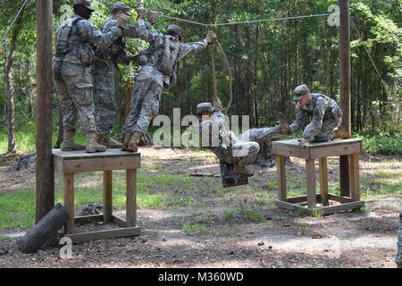 FORT STEWART ga, 20 juillet 2015 - Armée de la Garde nationale de Géorgie une troupe de cavalerie 108e négocier un obstacle à la réaction du chef au cours de formation annuel à Fort Stewart, en Géorgie La Géorgie photo Garde nationale d'armée par le capitaine William Carraway / Zip Line parution par la Garde nationale de Géorgie Banque D'Images