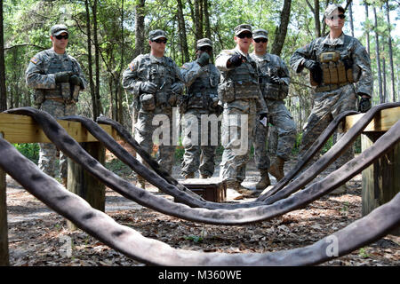 FORT STEWART ga, 20 juillet 2015 - Armée de la Garde nationale de Géorgie une troupe de cavalerie 108e négocier un obstacle à la réaction du chef au cours de formation annuel à Fort Stewart, en Géorgie La Géorgie photo Garde nationale d'armée par le capitaine William Carraway / publié par la Mission d'information de la Garde nationale de Géorgie Banque D'Images