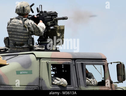 FORT STEWART, Ga, le 21 juillet 2015, la Garde nationale de Géorgie - Sgt. Clinton Glenn envoie un lance-grenades de 40 mm avec son downrange Mk. 19 lance-grenades montés au cours de qualification d'armes à Fort Stewart's Red. Glenn et ses camarades de troupe Alpha, 108e de cavalerie, d'infanterie 48e Brigade Combat Team mènent une formation annuelle. D'autres membres de l'équipage sont : HMMWV Le s.. Caleb Mattingly, commandant du véhicule ; la CPS. Caleb Bloomfield, chauffeur et la FPC. Christopher Bierley, démonter. La Garde Nationale de Géorgie photo par le capitaine William Carraway / relâché complète par la Géorgie Natio Banque D'Images