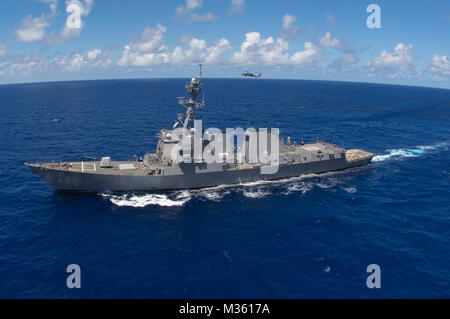 150728-N-YB023-348 OCÉAN PACIFIQUE (Juillet 28, 2015) La classe Arleigh Burke destroyer lance-missiles USS Chafee (DDG 90) les transits de l'océan Pacifique dans le cadre du Groupe de George Washington. George Washington et son aile, l'air carrier Air Wing 5 (CVW), sont en patrouille dans la 7e Flotte des États-Unis à l'appui de la zone de responsabilité de la sécurité et de la stabilité dans la région du Pacifique-Indo-Asia. George Washington fera une coque-swap avec la classe Nimitz porte-avions USS Ronald Reagan (CVN 76) plus tard cette année après avoir purgé sept ans que la U.S. Navy's seulement des aéronefs déployés c Banque D'Images