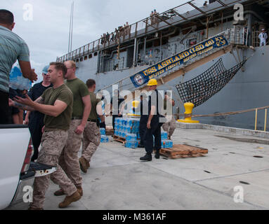 150806-N-ZI019-133 APRA HARBOUR, Guam (Aug. 6, 2015) marins et Marines les cas de charge d'eau sur le quai de débarquement amphibie USS Ashland (LSD 48) en préparation pour le navire en cours de déploiement à Saipan. Ashland et entrepris 31e Marine Expeditionary Unit (31e MEU) fournira le soulagement à la suite du typhon Soudelor qui a dévasté l'île 2-3 août. (U.S. Photo par Marine/Eclavea Léa) Parution USS Ashland Appuyer les efforts de secours à Saipan par # PACOM Banque D'Images