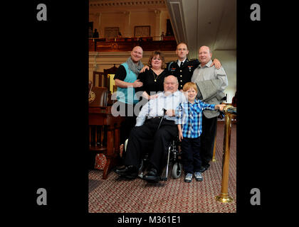 L'École des aspirants-Class 58 célèbre l'obtention du diplôme de 17 candidats de la Compagnie Bravo, 2e Bataillon, 136e Régiment, Texas Army National Guard. La cérémonie de mise en service a eu lieu au Texas, Austin, Texas Capitol Sugust 15th, 2015. La Garde nationale du Texas photo de MSG de l'Armée de Ken Walker. Classe 58 OCS l'obtention du diplôme, 15 août 2015 par Texas Département militaire Banque D'Images