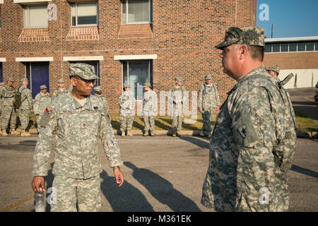 Le s.. Dannie Archer, instructeur avec le 2e Bataillon, 2e Régiment, la garde de l'État du Texas, contribue à préparer les gardes nouvellement rejoint pour percer et cérémonie de mouvements au cours de l'orientation de base régionale Formation I à Austin, Texas, 16 août, 2015. La nouvelle enseigne RBOT coutumes militaires, gardes les premiers soins et de RCR, percer et cérémonie, la navigation terrestre et de radio communication. La formation est divisée en deux phases, qui ont lieu pendant l'exercice mensuel. (U.S. La Garde nationale de l'armée photo par le Sgt. 1re classe Malcolm McClendon). La garde de l'État du Texas la formation de base I par Texas Depar Militaire Banque D'Images