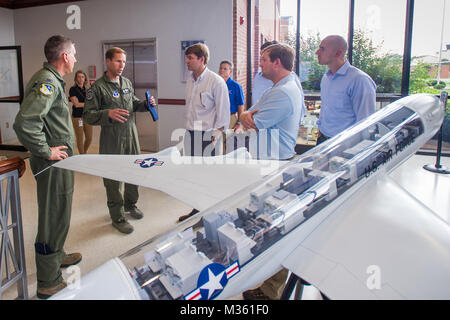 U.S. Air Force Colonel John Cooper, à gauche), commandant de la 461e Escadre de contrôle de l'air (ACW), et le Colonel Mark Weber, Centre parlant, commandant de la 116e ACW, Géorgie Air National Guard, bref les délégués du personnel de plusieurs bureaux du congrès et du sénat de la Géorgie comme ils ont visité l'équipe JSTARS et E-8C avions STARS conjointe au cours d'une visite à Robins Air Force Base, en Géorgie, le 18 août 2015. Au cours de la visite, les délégués ont reçu une mission d'information mise à jour sur le JSTARS programme et d'un tour d'orientation de l'avion. JSTARS ; l'équipe composée de la 116e ACW, Géorgie Air National Guard, l'ACW 461a Banque D'Images