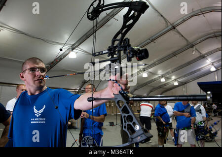 Technologie à la retraite. Le Sgt. Matthieu Hiniker, blessés, tire une flèche avec un onglet En-cas au cours d'une classe de tir à l'adaptation dans le cadre de l'Armée de l'air guerrier blessé (AFW2) Programme de soins Warrior 27 août 2015, l'événement, à Joint Base Lewis-McChord, dans l'état de l'événement offre de soins de guerrier et de réhabilitation à l'adaptation des activités sportives, préparation de carrière, la récupération d'un membre de l'encadrement et de formation. (U.S. Photo de l'Armée de l'air par le sergent. Ashley Hyatt/libéré) 150827-F-WH920-011 par Air Force blessés Banque D'Images