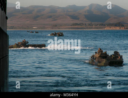 CAMP PENDLETON, en Californie (16 août 2000 31, 2015) - Véhicules d'assaut amphibie (AAV) attribué à 3e bataillon amphibie assaut préparer à embarquer sur l'welldeck de dock de transport amphibie USS Somerset (LPD 25). Le Somerset participe actuellement à l'aube de l'exercice 2015 de Blitz (DB-15). DB-15 est un exercice de formation multinationale menée par 3 groupe expéditionnaire (ESG-3) et 1ère Marine Expeditionary Brigade (1 BAM) pour construire des États-Unis, Japon, Mexique, Nouvelle-Zélande, et avions amphibies et des capacités de commandement et de contrôle au moyen de vivre, simulé et constructive des activités de formation militaire au large de la co Banque D'Images