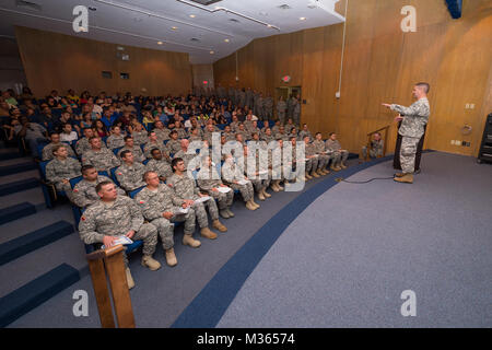 Le Colonel Robert François Paré, commandant du 2e Régiment, la garde de l'État du Texas, les adresses des diplômés de l'orientation de base du régiment de formation régionale - Classe 010 au cours d'une cérémonie tenue à Austin, Texas, le 20 septembre, 2015. Agobot se tient deux fois par année dans différents domaines à travers l'état d'enseigner de nouvelles coutumes militaires, gardes les premiers soins et de RCR, percer et cérémonie, la navigation terrestre et de radio communication. La formation est divisée en deux phases, qui ont lieu pendant l'exercice mensuel. (U.S. La Garde nationale de l'armée photo par le Sgt. 1re classe Malcolm McClendon). La garde de l'État du Texas RB complet Banque D'Images