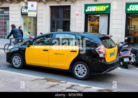 Barcelone, Espagne - 11 janvier 2018 : Taxi auto dans les rues centrales de Barcelone. Banque D'Images