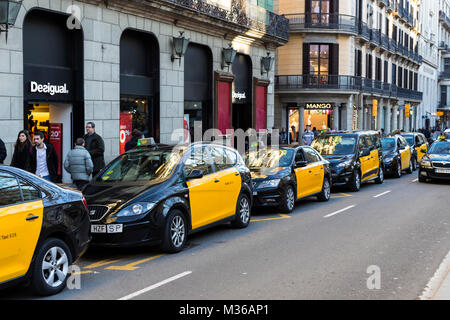 Barcelone, Espagne - 11 janvier 2018 : Taxi auto dans les rues centrales de Barcelone. Banque D'Images