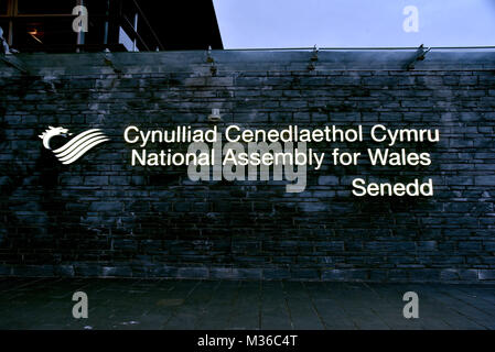 Photos de nuit le Senedd, l'Assemblée nationale du Pays de Galles, et le Pier Head Building, la baie de Cardiff, Pays de Galles du Sud Banque D'Images