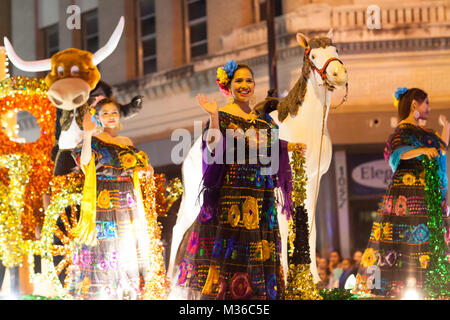 Brownsville, Texas, USA - Le 24 février 2017, illuminé Night Parade fait partie de l'Charro Jours Fiesta - Fiestas Mexicanas, un festival national être Banque D'Images