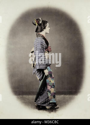 Le Japon des années 1860 - portrait d'une jeune femme en kimono et une ceinture obi Banque D'Images