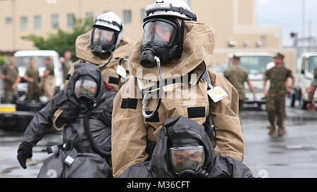 Les Marines américains à partir de la 3e Division de marines, chimique, biologique, radiologique et nucléaire du peloton de défense, l'Administration centrale, du bataillon III Marine Expeditionary Force, évacuer les victimes simulées lors de l'exercice Habu 16 sentinelle au Village de catastrophe, Marine Corps Air Station Iwakuni, Japon, le 7 juin 2016. Comme l'exercice de synthèse annuelle pour l'élément de réponse à la division, cet événement regroupe de multiples objectifs spécifiques à l'intervention CBRN et valide les procédures d'exploitation standard de l'unité dans un milieu de formation. (U.S. Marine Corps photo par le Sgt. Jessica Quezada/libérés) US Marines dans J Banque D'Images