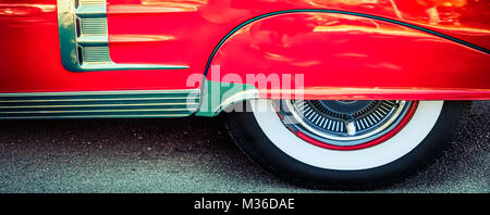 La jupe de roue arrière d'une voiture américaine classique des années 1950. Banque D'Images