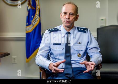 Le lieutenant général (Dr) Mark A. Ediger, le chirurgien général de l'Armée de l'air, parle avec un journaliste de Airman Magazine au cours d'un entretien au Siège de l'US Air Force, le Pentagone à Arlington, Va., Jul 8, 2016. Général Ediger sert de gestionnaire fonctionnel de l'US Air Force Service Médical et conseille le secrétaire de l'Armée de l'air et la Force aérienne Chef d'état-major, ainsi que le vice-ministre de la Défense pour les affaires de la santé sur les questions relatives aux aspects médicaux de la force expéditionnaire de l'air et la santé des membres de la Force aérienne. (U.S. Air Force photo par J.M. Eddins Jr.) 160708-F-LW8 Banque D'Images