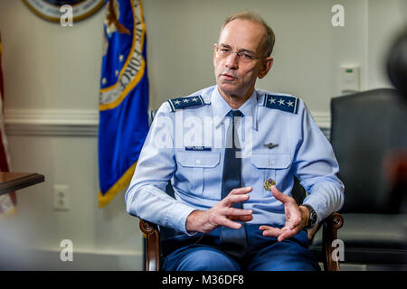 Le lieutenant général (Dr) Mark A. Ediger, le chirurgien général de l'Armée de l'air, parle avec un journaliste de Airman Magazine au cours d'un entretien au Siège de l'US Air Force, le Pentagone à Arlington, Va., Jul 8, 2016. Général Ediger sert de gestionnaire fonctionnel de l'US Air Force Service Médical et conseille le secrétaire de l'Armée de l'air et la Force aérienne Chef d'état-major, ainsi que le vice-ministre de la Défense pour les affaires de la santé sur les questions relatives aux aspects médicaux de la force expéditionnaire de l'air et la santé des membres de la Force aérienne. (U.S. Air Force photo par J.M. Eddins Jr.) 160708-F-LW8 Banque D'Images