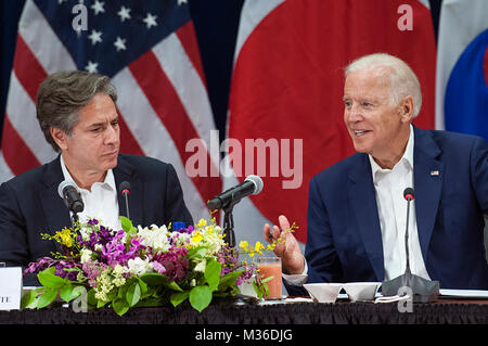 Le vice-président Joe Biden, droite, parle au sud-coréen et japonais aux côtés de leadership Antony Blinken, gauche, sous-secrétaire d'État, au cours de négociations trilatérales tenues à la Daniel K. Inouye Centre Asie-Pacifique d'études de sécurité le 14 juillet, à Honolulu. Ky APCSS est un institut du ministère de la Défense américain qui aborde les questions de sécurité régionale et mondiale. La non-organisation de combat constitue le point de convergence où les représentants militaires et civils des États-Unis et de l'Asie-Pacifique nations peuvent se réunir pour échanger des idées et développer des liens entre les professionnels et personnels de sécurité nationale Banque D'Images