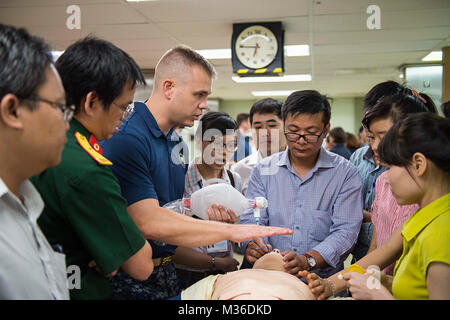 160718-N-BB534-1000 Da nang, Vietnam (18 juillet 2016) Le lieutenant Steven, Whelpley un médecin spécialiste en médecine d'urgence attribué à USNS Mercy (T-AH 19), discute avec les médecins d'intubation du Vietnam. Les médecins visités Merci de participer à un échange d'experts en la matière pour discuter de blessures traumatisme et la pratique des procédures. La miséricorde est rejoint à Da Nang par JS 22870 Île-(LST-4002) et de navires de la marine du peuple du Vietnam Khánh Hóa pour Pacific Partnership 2016. Les pays partenaires qui travaillent côte à côte avec des militaires locaux et des organisations non gouvernementales de collaboration en matière d'engagements de santé communautaire, en relation Banque D'Images