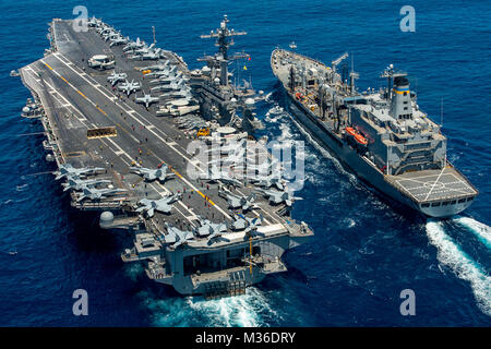 160726-N-LQ653-108 OCÉAN PACIFIQUE (Juillet 26, 2016) Le porte-avions USS Carl Vinson (CVN 70) effectue un ravitaillement en mer avec l'USNS lubrificateur reconstitution de la flotte du Yukon (T-AO 202). Carl Vinson est en cours avec l'entrepris l'Escadre aérienne de transporteur 2 et 1 Escadron de la conduite du navire sur mesure la disponibilité de formation (TSTA) et l'évaluation finale problème dans la perspective de leur déploiement à venir. Au cours de formation à flot, TSTA Pacifique Groupe de formation et exercices d'évaluer des scénarios du monde réel, tout en mettant l'accent sur le contrôle des dommages, d'envol et d'opérations de combat simulé. (U.S. Marine p Banque D'Images