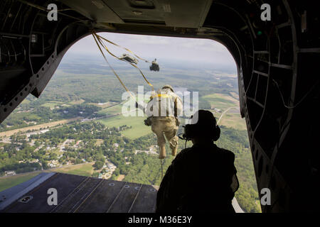 Un parachutiste de l'armée américaine saute d'un hélicoptère Chinook CH-47 F Leapfest 2016 au cours de l'université de Rhode Island, West Kingston, R.I., 6 août 2016. Est le plus grand, le Leapfest plus ancien international, de formation en parachutisme en ligne statique de la concurrence et de l'événement organisé par le 56e commandement de troupes, la Garde nationale de Rhode Island pour promouvoir la formation technique de haut niveau et l'esprit de corps au sein de la communauté dans l'internationale. (U.S. Photo de l'armée par le Sgt. Austin/Berner) Parution 2016 Leapfest par la Garde nationale Banque D'Images