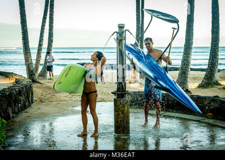 TSgt. Alfred Van Gieson, droite, un réserviste du 735e Escadron de la mobilité aérienne Hickam, champ, et sa femme Jenny Van Gieson, rincer leur conseil et de canoë à Waikiki Beach après une matinée de surf et de pagayage dans Oahu, Hawaii, 13 août 2016. Van Gieson est un vétéran de l'opération Iraqi Freedom, un champion du monde de balancier, ou Va'a, à l'entraîneur et pagayeur le vent Kai Canoe Club, qui a été fondée par ses grands-parents. Son épouse est une championne de surf et stand-up paddle-boarder. (U.S. Air Force photo par J.M. Eddins Jr.) 160813-F-LW859-010 par AirmanMagazine Banque D'Images