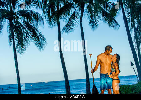 TSgt. Alfred Van Gieson, gauche, un réserviste du 735e Escadron de la mobilité aérienne Hickam, champ, et sa femme Jenny Van Gieson, at Waikiki Beach après une matinée de surf et de pagayage dans Oahu, Hawaii, 13 août 2016. Van Gieson est un vétéran de l'opération Iraqi Freedom, un champion du monde de balancier, ou Va'a, à l'entraîneur et pagayeur le vent Kai Canoe Club, qui a été fondée par ses grands-parents. Son épouse est une championne de surf et stand-up paddle-boarder. (U.S. Air Force photo par J.M. Eddins Jr.) 160813-F-LW859-011 par AirmanMagazine Banque D'Images