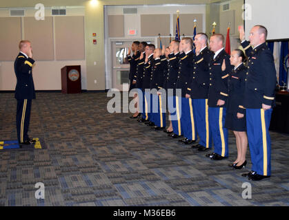 Centre de la Garde nationale d'argile, Marietta, Ga, le 13 août 2016 - Le Général de Brigade Tom Carden, commandant de la Garde nationale de Géorgie fait prêter le serment d'office au sous-lieutenants nouvellement brevetés de la Géorgie de l'Institut militaire de l'École des aspirants-Class 55. Photo de la Garde nationale de Géorgie par le capitaine William Carraway / libéré du serment d'office par la Garde nationale de Géorgie Banque D'Images