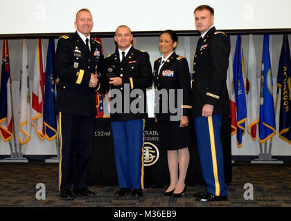 Centre de la Garde nationale d'argile, Marietta, Ga, le 13 août 2016 - Le Général de Brigade Tom Carden, commandant de la Garde nationale de Géorgie présente slt Joshua joyeux avec la Georgia Military Institute classe OCS 55 Trophée de la condition physique pour atteindre les résultats moyens les plus élevés sur le test de condition physique de l'armée. En présentant le prix sont le lieutenant-colonel Tiffany Sneed, commandant de bataillon et le major Davis Varner, commandant de compagnie de la 122e de l'Institut régional de formation. Bourse de formation physique par la Garde nationale de Géorgie Banque D'Images