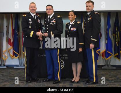 Centre de la Garde nationale d'argile, Marietta, Ga, le 13 août 2016 - Le Général de Brigade Tom Carden, commandant de la Garde nationale de Géorgie, présente le 2ème Luis Morales avec la Georgia Military Institute classe OCS 55 universitaires trophée pour atteindre le plus haut score d'essai moyenne. En présentant le prix sont le lieutenant-colonel Tiffany Sneed, commandant de bataillon et le major Davis Varner, commandant de compagnie de la 122e de l'Institut régional de formation. Photo de la Garde nationale de Géorgie par le capitaine William Carraway / relâché Academic Award par la Garde nationale de Géorgie Banque D'Images