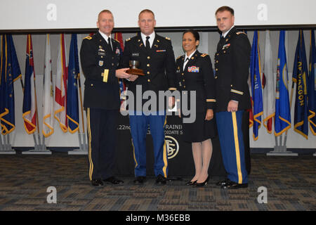 Centre de la Garde nationale d'argile, Marietta, Ga, le 13 août 2016 - Le Général de Brigade Tom Carden, commandant de la Garde nationale de Géorgie présente slt Joseph Bostwick avec le trophée Erickson qui honore les honneur distingué diplômé de l'Institut militaire de la Géorgie 55 Classe OCS. En présentant le prix sont le lieutenant-colonel Tiffany Sneed, commandant de bataillon et le major Davis Varner, commandant de compagnie de la 122e de l'Institut régional de formation. Bostwick a également reçu le prix de leadership en l'honneur du candidat officier avec le plus haut total d'évaluation du leadership. Photo de la Garde nationale de Géorgie Banque D'Images