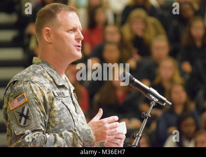 GREATER ATLANTA CHRISTIAN SCHOOL, Norcross, GA, le 22 août 2016 - Le Sergent Major Timothy Baker, 27 ans, vétéran de la Garde nationale de Géorgie et enseignant à Greater Atlanta Christian School parle aux élèves au sujet de service à la suite de sa promotion au grade de sergent-major. Photo de la Garde nationale de Géorgie par le capitaine William Carraway / relâché d'un soldat et d'enseignant par la Garde nationale de Géorgie Banque D'Images