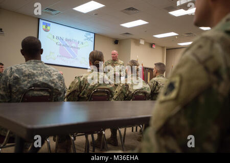 Texas Army National Guard's Commande État Sgt. Le Major Tony Riggs, parle à la promotion sortante de l'équipage de canon (13B) la classe à l'Institut régional de formation à Oklahoma City, le 22 août 2016. Parmi les finissants sont quatre Indiana Army National Guard (OKARNG) femelles, qui ont obtenu un diplôme en l'OKARNG premier équipage féminin qualifié Cannon. Ce processus rigoureux et exigeant physiquement les soldats apprennent à un éventail de compétences et de l'accent sur l'identification des différents types d'obusiers, les techniques de manipulation des munitions, la configuration des fusibles, la préparation, les frais de chargement et de licencier les obusiers, les m Banque D'Images