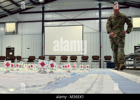 CAMP ATTERBURY, Ind. 25 août 2016 -Le Général de Brigade Tom Carden, commandant de la Garde nationale de Géorgie reviews une carte de situation inscription friendly et forces de l'ennemi au cours de la 48e Brigade d'infanterie de l'équipe de combat Warfighter exercer au Camp atière bury. Photo de la Garde nationale de Géorgie par le capitaine William Carraway / Exercice parution Site par la Garde nationale de Géorgie Banque D'Images