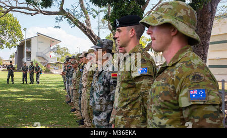 Les Marines américains et les soldats, les soldats de l'armée australienne, et les soldats de l'Armée de libération du peuple au garde à vous au cours de l'effort à la cérémonie d'ouverture Kowari Caserne Larrakeyah, Territoire du Nord, Australie, le 26 août 2016. Le but de l'exercice Kowari est d'améliorer les États-Unis, l'Australie, de la Chine et de l'amitié et la confiance, à travers la coopération trilatérale dans le bassin de l'Océan Indien et de l'Asie et les régions. (U.S. Marine Corps photo par Lance Cpl. Osvaldo L. Ortega III/libéré) des Marines américains, australiens et des soldats chinois conduite cérémonie d'exercer par Kowari # PACOM Banque D'Images