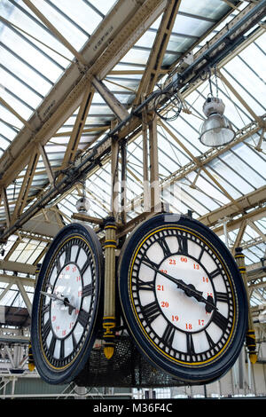 Au-dessus de l'horloge de la station de la gare de Waterloo Station, London, UK Banque D'Images