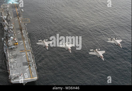 161120-N-VT045-0001 de l'OCÉAN PACIFIQUE (nov. 19, 2016) Quatre F-35B Lightning II avion effectuer un survol au-dessus du navire d'assaut amphibie USS America (LHA 6) au cours de la preuve de concept de transporteur Foudre Démonstration. Le F-35B finira par remplacer trois Marine Corps d'aéronefs ; le Harrier AV-8B, F/A-18 Hornet et l'EA-6B Prowler. (U.S. Photo de la marine par Andy Wolfe/libérés) F-35B Lightning jets poursuivre les essais avec le USS America par # PACOM Banque D'Images