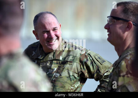 Le lieutenant général de l'Armée de Timothée Kadavy, directeur, de l'Armée de la Garde nationale, au cours d'une visite des troupes de grâces, Bagram Airfield, Bagram, en Afghanistan, 24 novembre 2016. (U.S. La Garde nationale de l'armée photo par le Sgt. 1re classe Jim Greenhill) 161124-Z-DZ751-205 par Texas Département militaire Banque D'Images