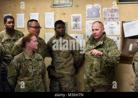 Le lieutenant général de l'Armée de Timothée Kadavy, directeur, de l'Armée de la Garde nationale, parle avec des troupes lors d'un Thanksgiving Day Journée visite, Kandahar, Afghanistan, 24 novembre 2016. (U.S. La Garde nationale de l'armée photo par le Sgt. 1re classe Jim Greenhill) 161124-Z-DZ751-706 par Texas Département militaire Banque D'Images