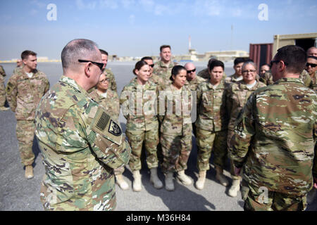 Le lieutenant général de l'Armée de Timothée Kadavy, directeur, de l'Armée de la Garde nationale, des entretiens avec les membres du service au cours d'une visite de Thanksgiving avec troupes servant au Koweït, le 25 novembre 2016. (U.S. La Garde nationale de l'armée photo par le Sgt. 1re classe Jim Greenhill) 161125-Z-DZ751-065 par Texas Département militaire Banque D'Images