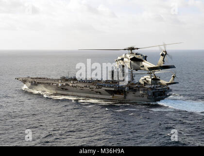 Océan Pacifique (nov. 27, 2016 MH-60S) Deux hélicoptères Sea Hawk, à partir de l'hélicoptère de combat Eightballers Mer Escadron (HSC), 8 vol au-dessus du porte-avions USS Nimitz (CVN 68). HSC 8 est actuellement en cours avec le porte-avions USS Nimitz (CVN 68), alors que le navire effectue des formations sur mesure la disponibilité du navire et de l'évaluation finale Problème (TSTA/FEP), qui évalue l'équipage sur leur rendement au cours des exercices de formation et des scénarios du monde réel. Une fois terminée, TSTA Nimitz/FEP ils commenceront Conseil d'Inspection et enquête (INSURV) et l'unité de formation Composite (Exercice COMPTUEX) dans preparatio Banque D'Images