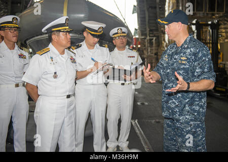 161128-N-MW990-015 BASE NAVALE de Changi, Singapour (28 novembre 2016), USS Coronado (LCS 4) commandant le Cmdr. Scott Larson explique les opérations de Mission Bay à bord du navire de la marine de la République de Corée au cours d'une visite. En ce moment à tour de déploiement à l'appui de l'Asia-Pacific rééquilibrer, Coronado est un navire de guerre rapide et agile sur mesure pour patrouiller les eaux littorales de la région et travailler à coque coque avec des marines, partenaire fournissant 7e flotte avec les capacités flexibles dont elle a besoin maintenant et dans l'avenir. (U.S. Photo de la marine du Maître de 2e classe Michaela Garrison/CO) Parution de USS Corona Banque D'Images